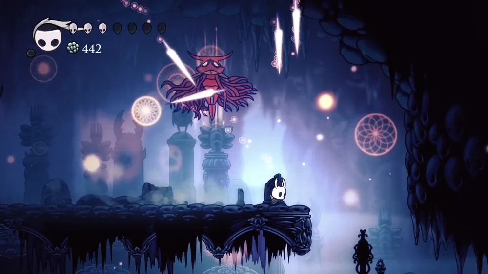 На первой фазе кинжала всего 2, а на второй уже 4 и это проблема. Кинжалы улетают за границу экрана и ты не всегда успеваешь заметить их на обратном пути